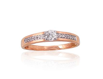 Ring aus Rotgold mit Diamanten