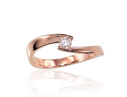 Ring aus Rotgold mit Diamant