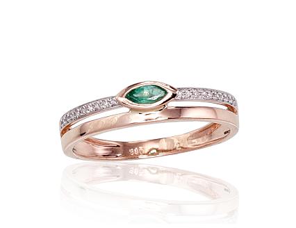 Red gold ring with diamonds and an emerald