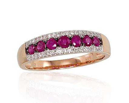 Ring aus Rotgold mit Diamanten und Rubinen