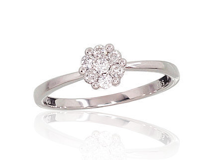 Ring aus Weißgold mit Diamanten