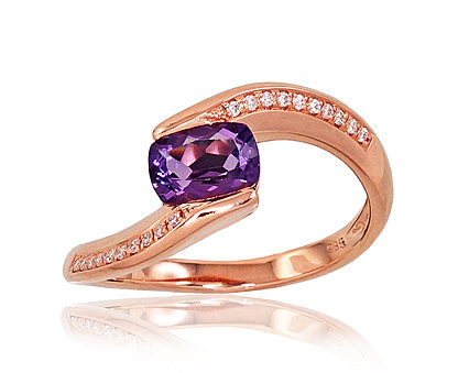Red gold ring with diamonds and an amethyst