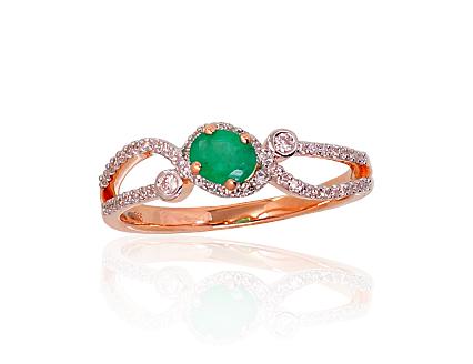 Red gold ring with diamonds and an emerald