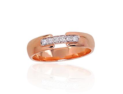 Ring aus Rotgold mit Diamanten