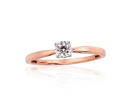 Ring aus Gold mit Diamant