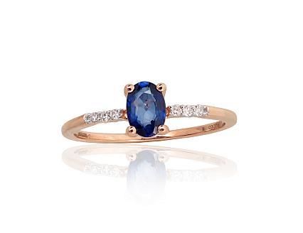 Ring aus Rotgold mit Diamanten und Saphir
