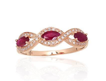 Ring aus Rotgold mit Diamanten und Rubinen