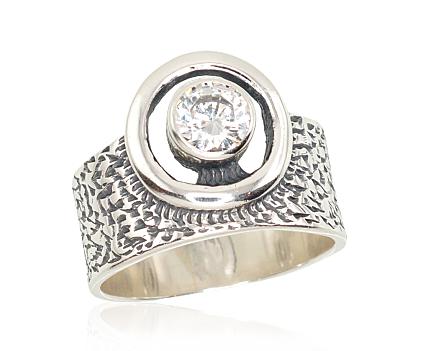 Silver ring with zirconias