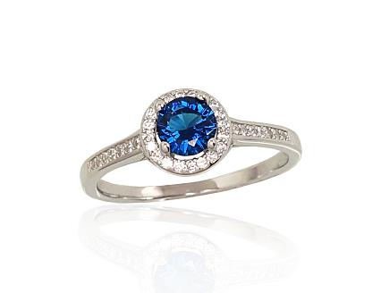 Silver ring with zirconias
