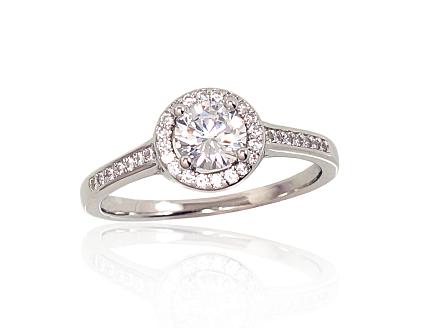 Silver ring with zirconias