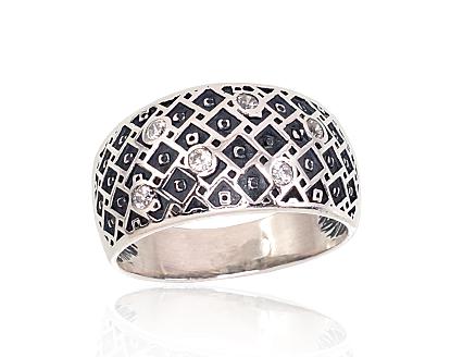 Silver ring with zirconias