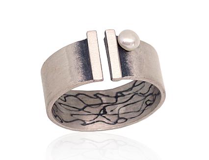 Silver ring with pearls