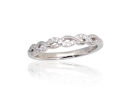Silver ring with zirconias