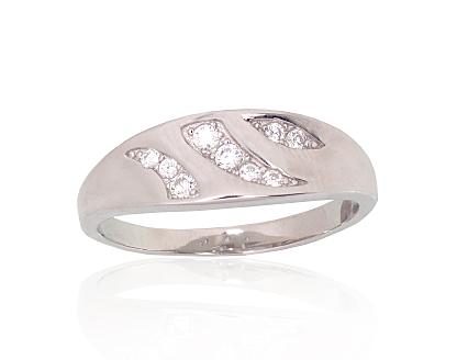 Silver ring with zirconias