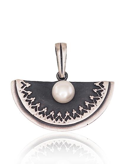 Silver pendant with pearls