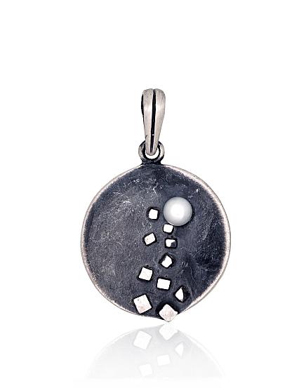 Silver pendant with pearls